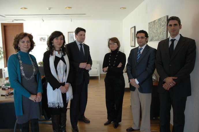 Encuentro entre la delegada de Innovación y responsables de AJE-A