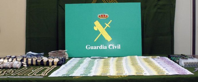 Dinero y joyas incautados en la operación