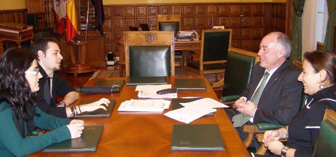 Heliodoro Gallego Con Los Representantes De ACUP