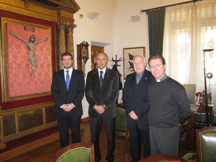De Izquierda A Derecha, Pablo Cerezo, Ruiz Medrano Y Los Sacerdotes Vicente Vara