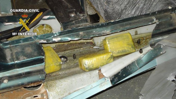 Hachís oculto en un doble fondo del vehículo