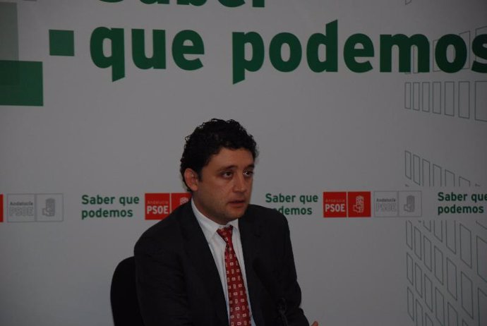 Rafael Velasco, durante la rueda de prensa ofrecida hoy