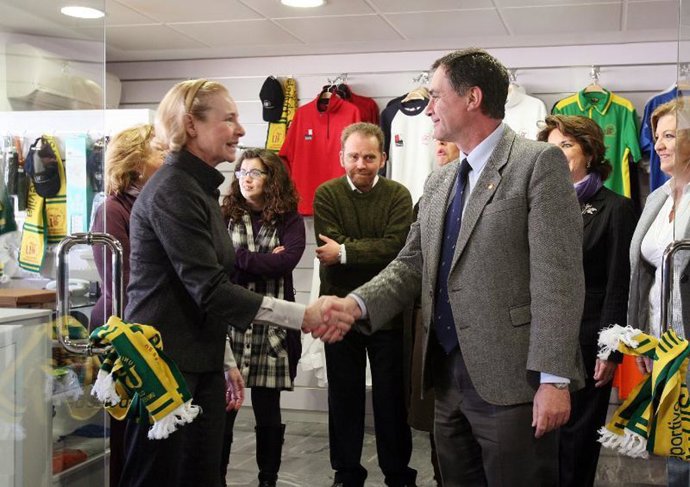 El rector de la US, Joaquín Luque, inaugurando la tienda del CDU Los Bermejales