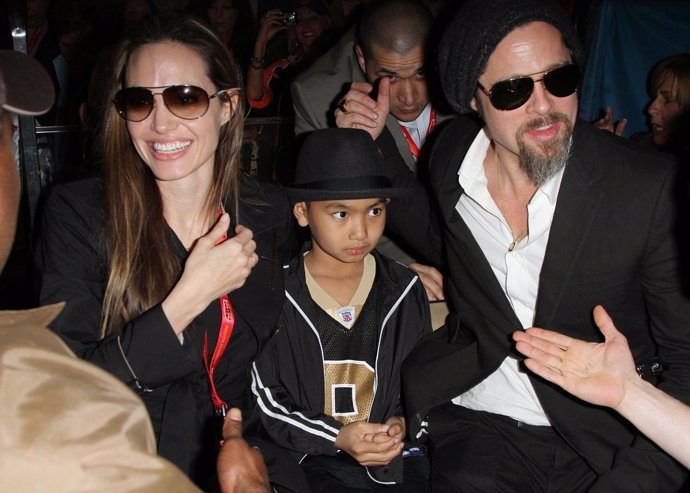 Angelina Jolie Y Brad Pitt En La Superbowl Con Su Hijo Maddox