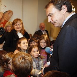 Presidente Del Gobierno, José Luis Rodríguez Zapatero Habla Con Niños En El Sena