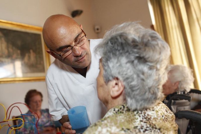 Un recluso ayudando a una anciana