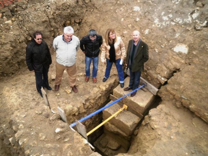 Arqueólogos y el arquitecto de la obra muestran el hallazgo a Peinado