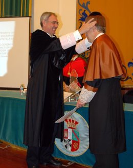 El rector de la UCLM impone el birrete a Shneiderman