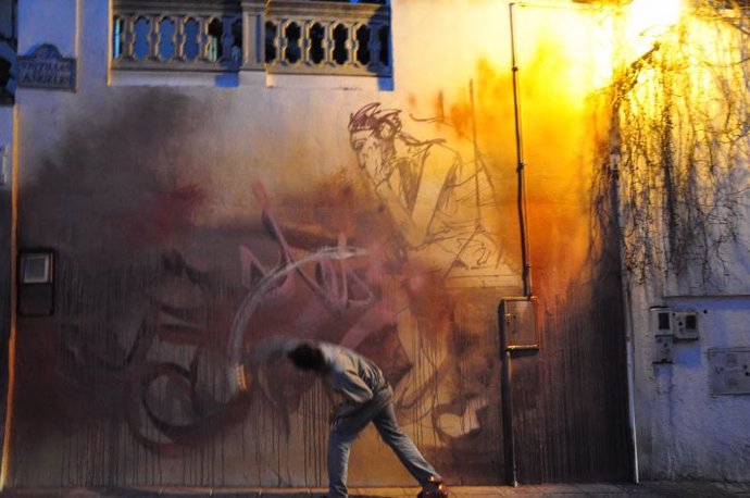 'El niño de las pinturas' realizando el grafiti