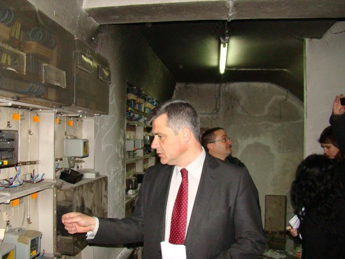 El portavoz socialista en el cuarto de contadores de una vivienda