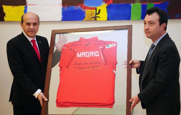 Cobo y del Nido en entrega de camiseta.