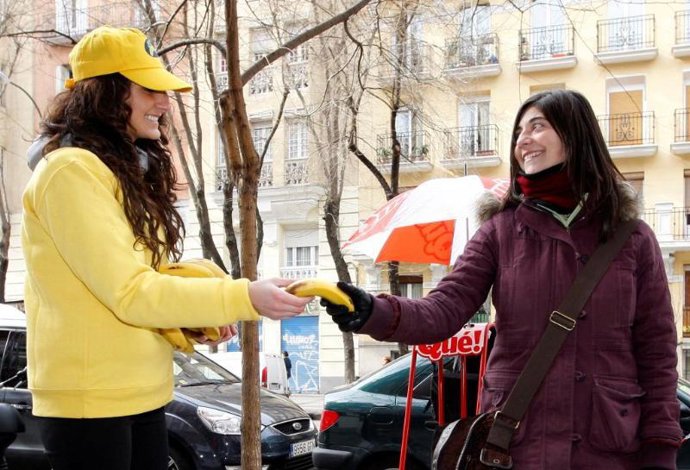 Reparto de plátanos en Madrid.