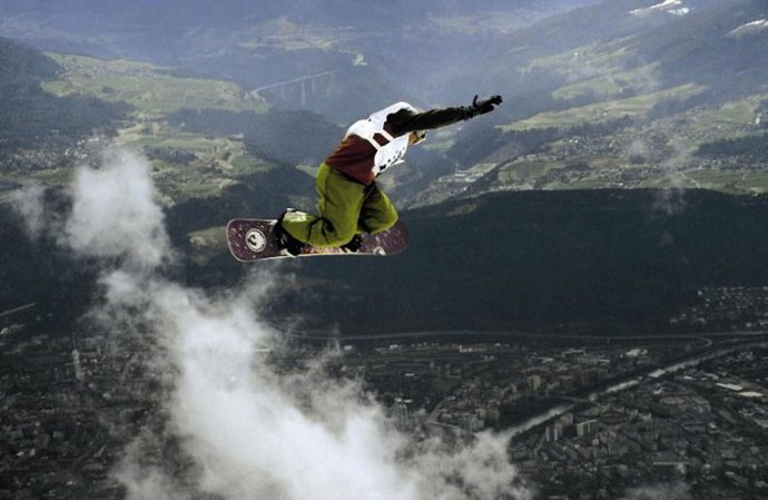 Volando con la tabla de nieve por encima de la ciudad