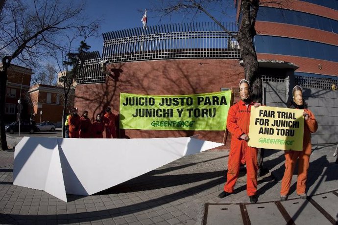 Los activistas frente a la embajada de Japón