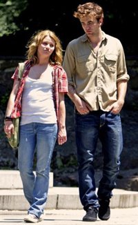 Robert Pattinson se ducha con Emilie de Ravin