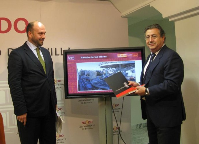 Zoido y Curro Pérez junto al proyecto de la Encarnación