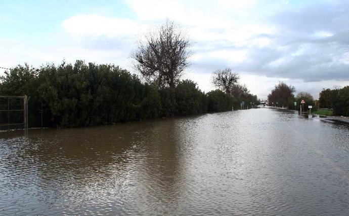 Una carretera, anegada por las lluvias
