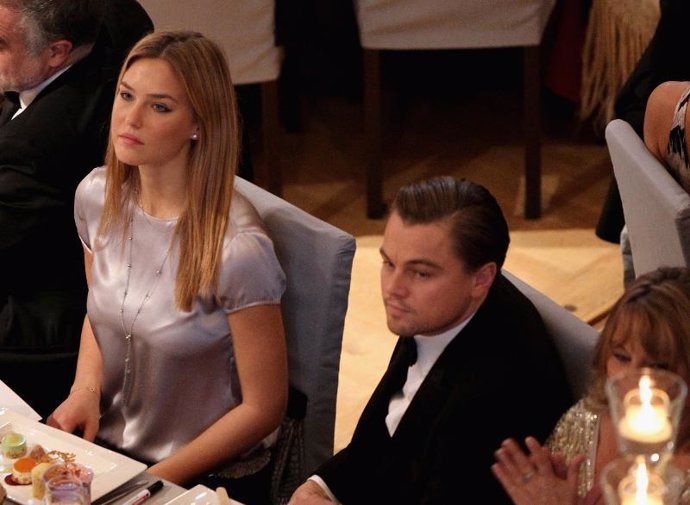 El actor Leonardo DiCaprio y su novia Bar Refaeli en la Berlinale