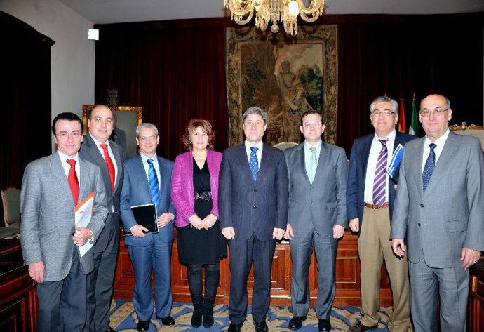 Pulido, junto a los representantes de los bancos