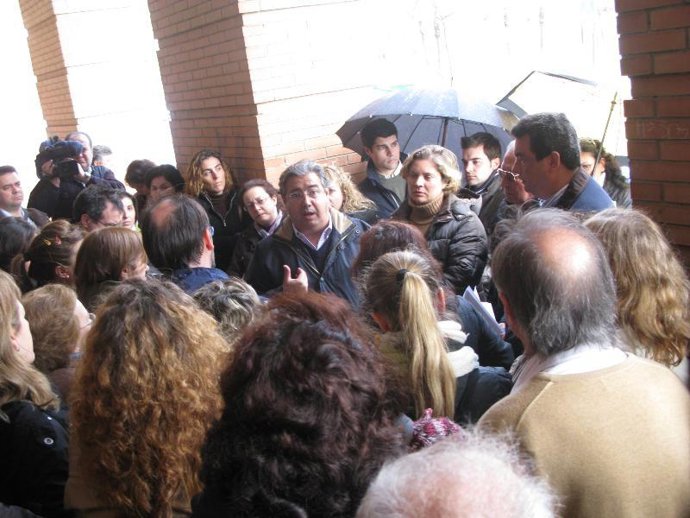 Zoido, junto a los padres del colegio Jacaranda