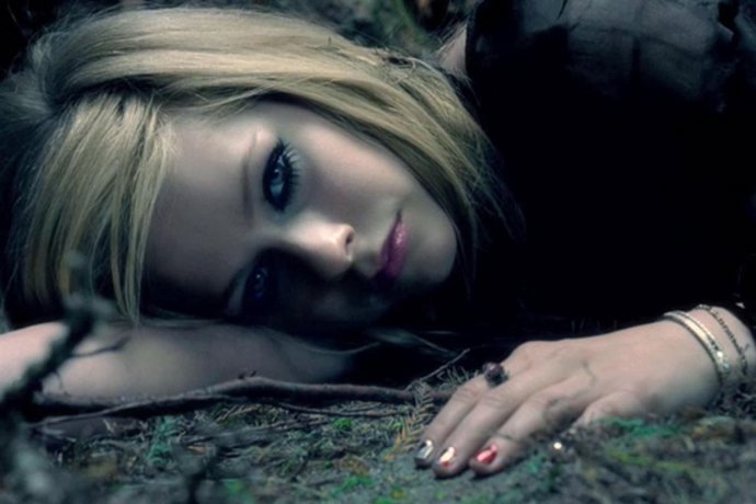 Avril Lavigne En Una Fragmento De Su Videoclip 'Alice (Underground)'