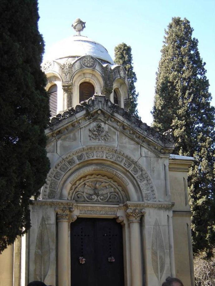 Tumba en el cementerio de San Isidro con signos masónicos
