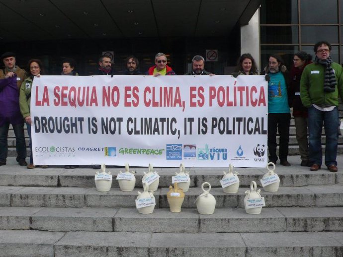 Ecologistas llevan botijos a la Conferencia Internacional sobre Escasez de Agua 