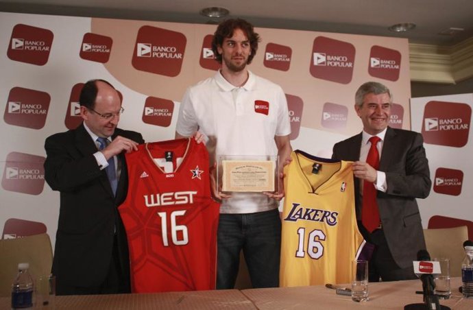 Pau Gasol con directivos del Banco Popular