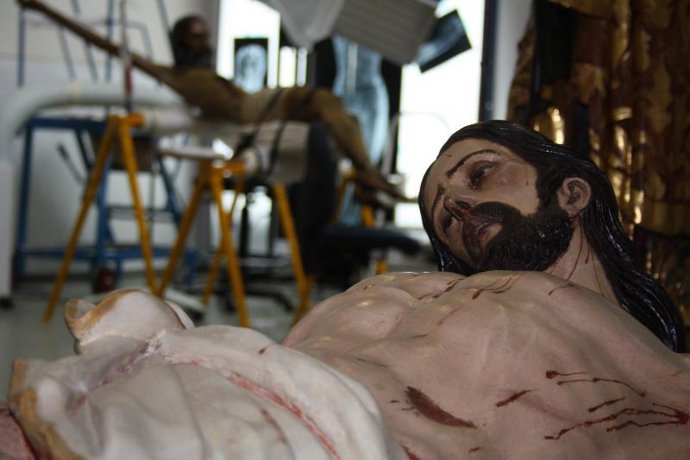 EL Crucificado en el taller de escultura del IAPH antes de su traslado