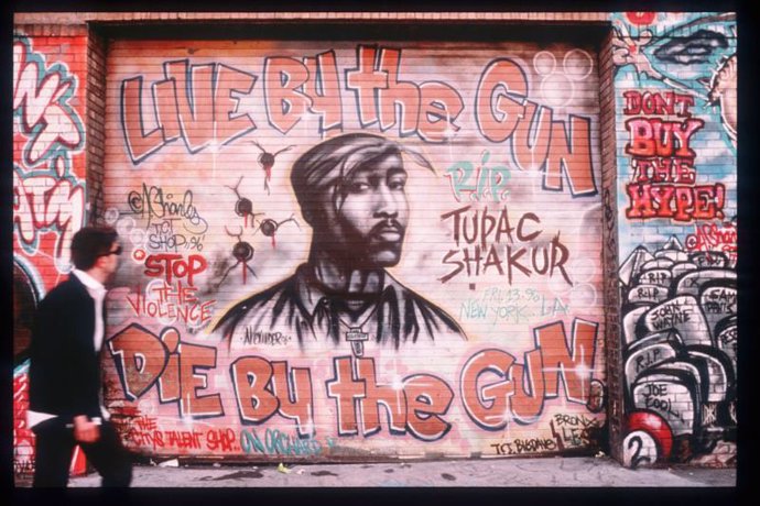 Muro con graffiti de Tupac Shakur