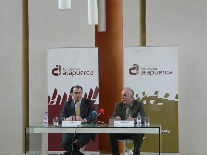 Firma Del Convenio Entre La Fundación Para El Estudio De Los Dinosarusio Y Amigo