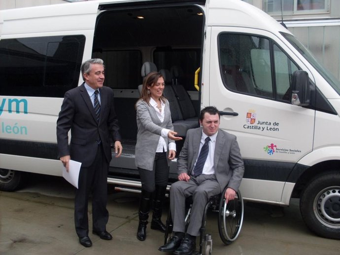 Milagros Marcos, Acompañada Del Delegado De La Junta En Valladolid, Mariano Gred