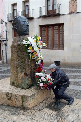Flores Ante El Busto De Antonio Machado En Soria