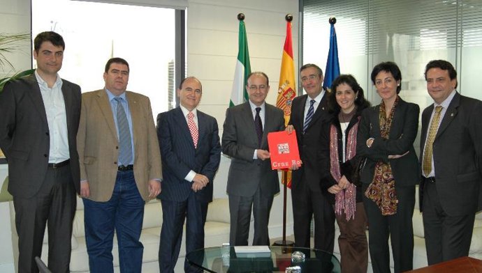 Entrega del cheque a Cruz Roja