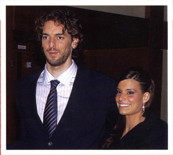Pau Gasol Y Su Novia Silvia En La Portada De '¡Hola!'
