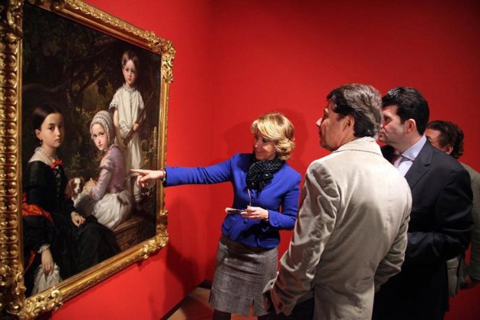 Aguirre ante uno de los cuadros de la muestra