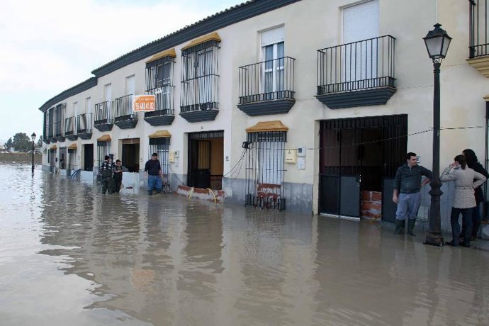 El agua inunda las calles de Lora tras la crecida del río