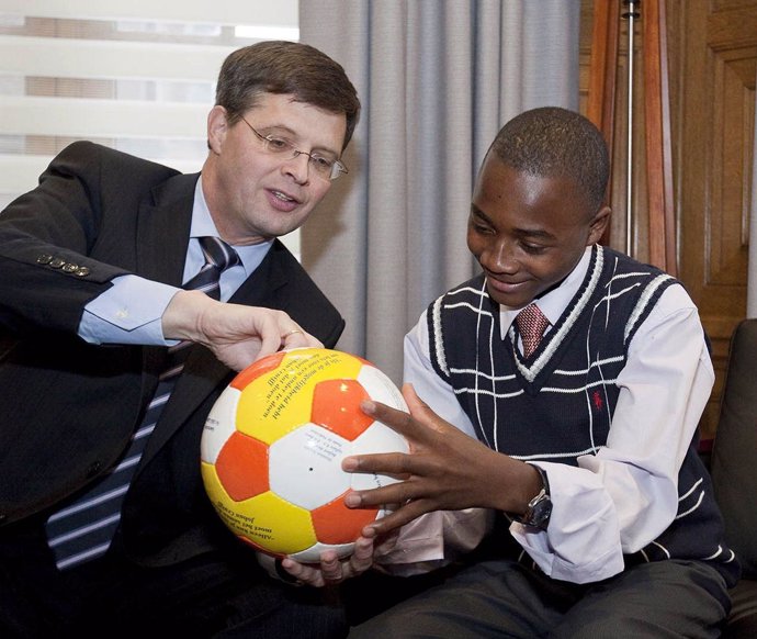 Baruani Ndume Mira A Un Balón Que Recibió Del Primer Ministro Jan Peter Balkenen