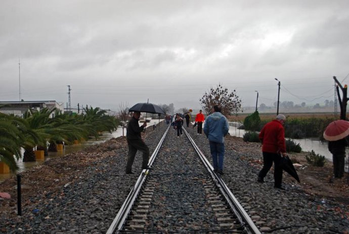 Línea férrea, con vecinos transitando por ella