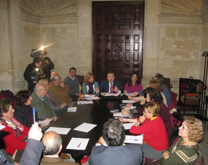 Zoido, reunido con los representantes vecinales