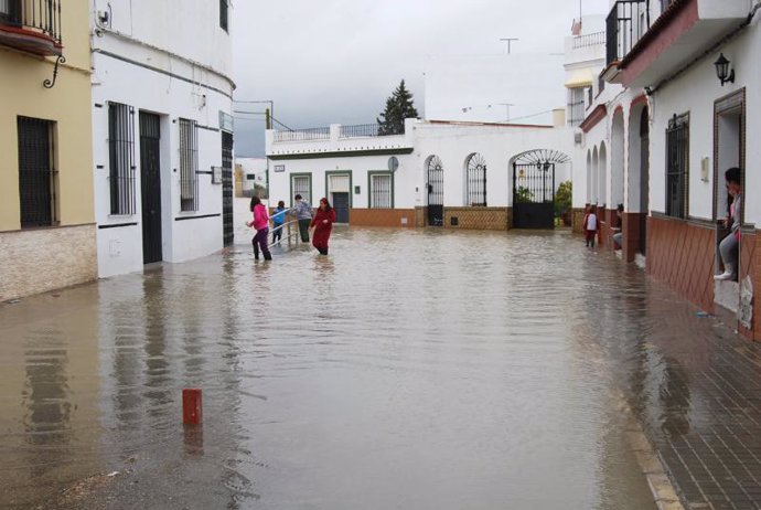 El agua inunda las calles de Tocina