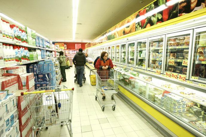 Gente comprando en un supermercado
