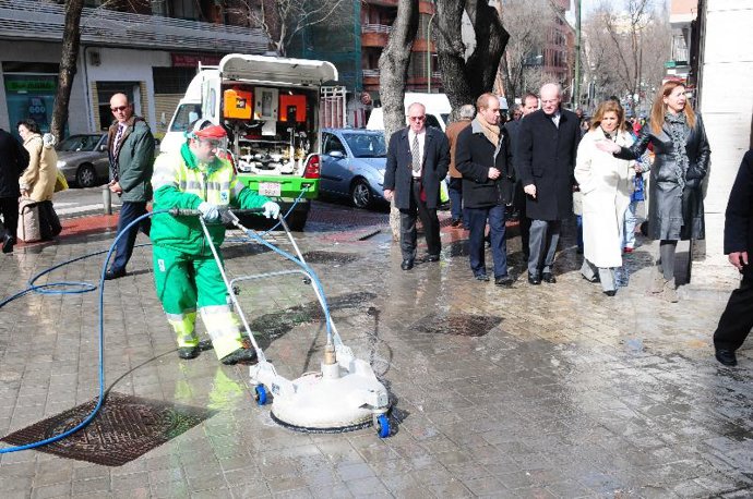 Botella durante su visita a Ciudad Lineal