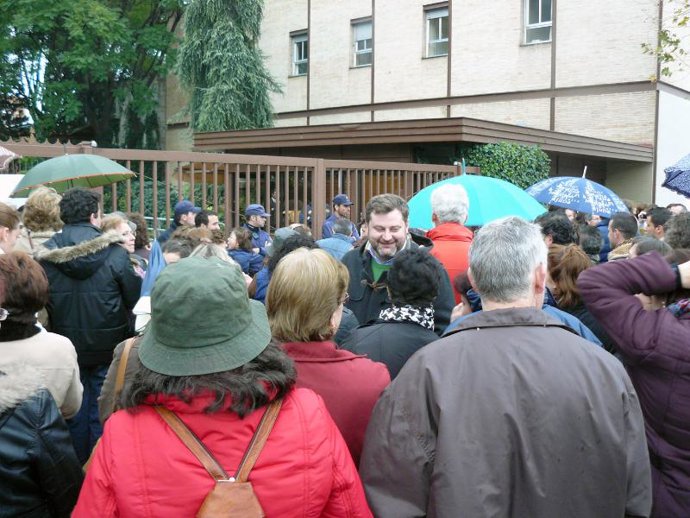 Vecinos de El Pedroso arropan al alcalde ante la sede de Endesa