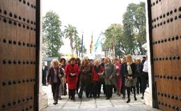 La presidenta del Parlamento acompaña a un grupo de visitantes 