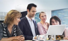 Usuarios utilizando un ordenador