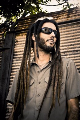 El cantante de reggae Elán Swan Fyahwboy