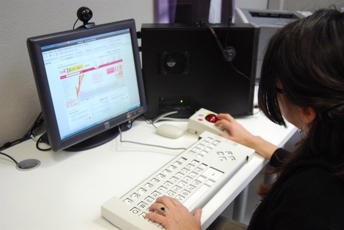 Una Usuaria Discapacitada Utiliza Un Teclado Adaptado