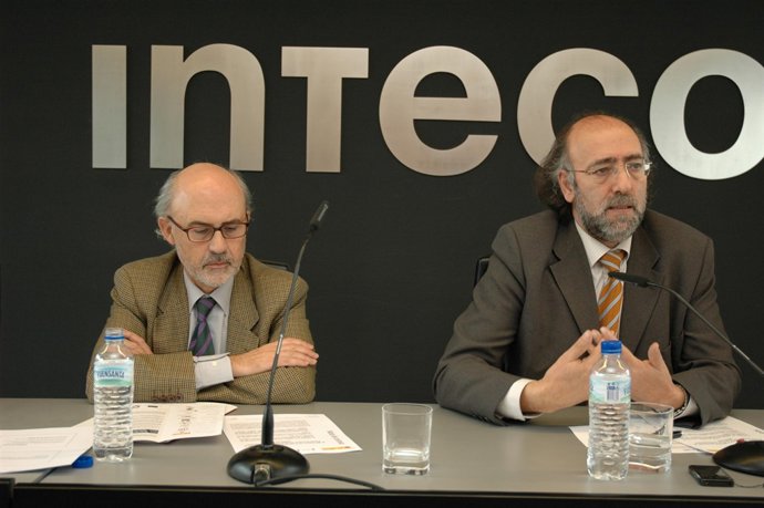 Víctor Izquierdo Y Rogelio Blanco Durante La Presentación