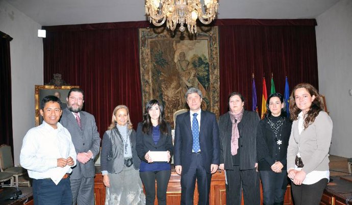 Pulido y Sánchez Villaverde con los beneficiarios de las subvenciones